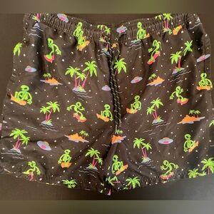 NO BOUNDARIES MENS SWIM TRUNKS SIZE 36-38 FUN DESIGNS. 2 FRONT POCKETS 1 BACK